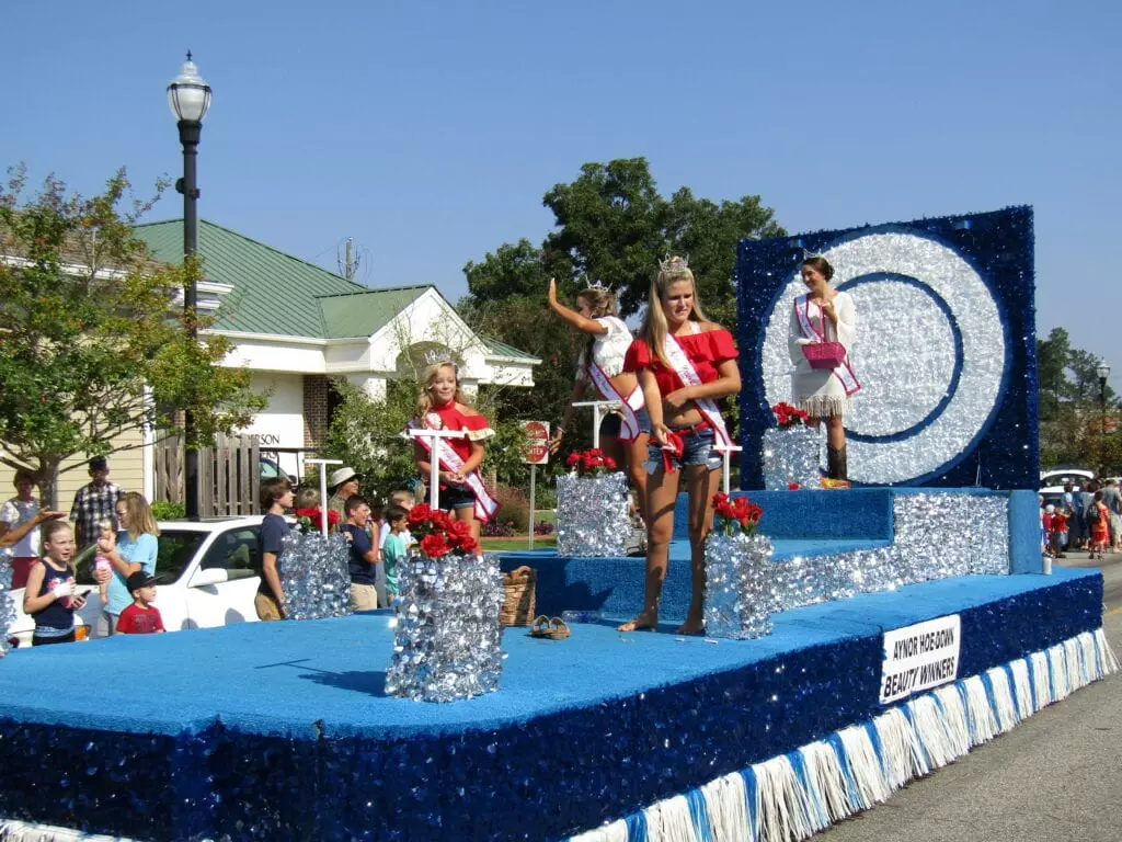 Beauty queens on a mobile stage